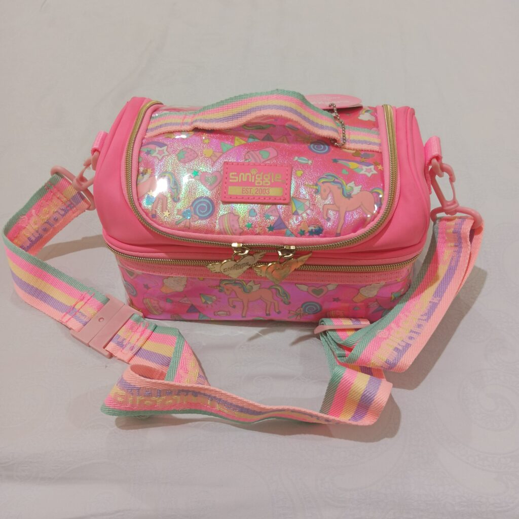 Tas Makan Siang anak "Smiggle Fiesta Double Decker Strap Lunch Box" Motif Unicorn warna dominan Pink!