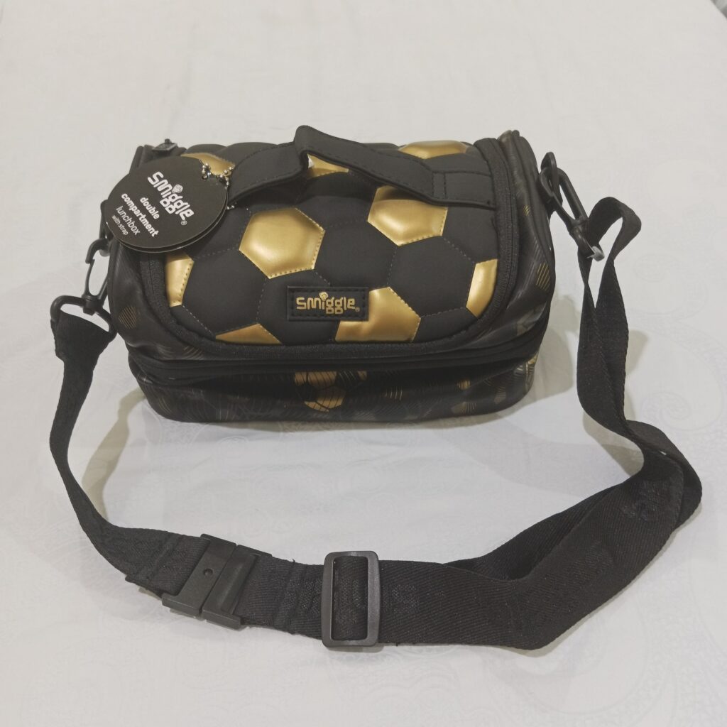 Tas Makan Siang Anak "Smiggle Score/Goal Double Decker Lunchbox" Motif Sepak Bola Emas Warna Hitam
