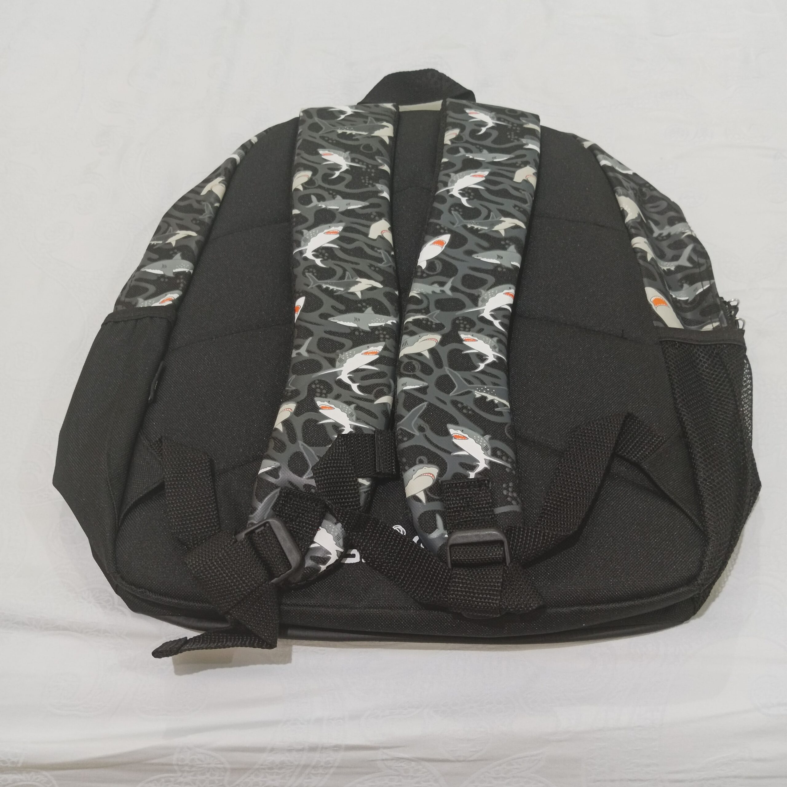 Tas Ransel Anak "Smiggle Drift/Wild Side Classic Shark Backpack" warna Black Grey! motif Ikan Hiu - Gambar 3