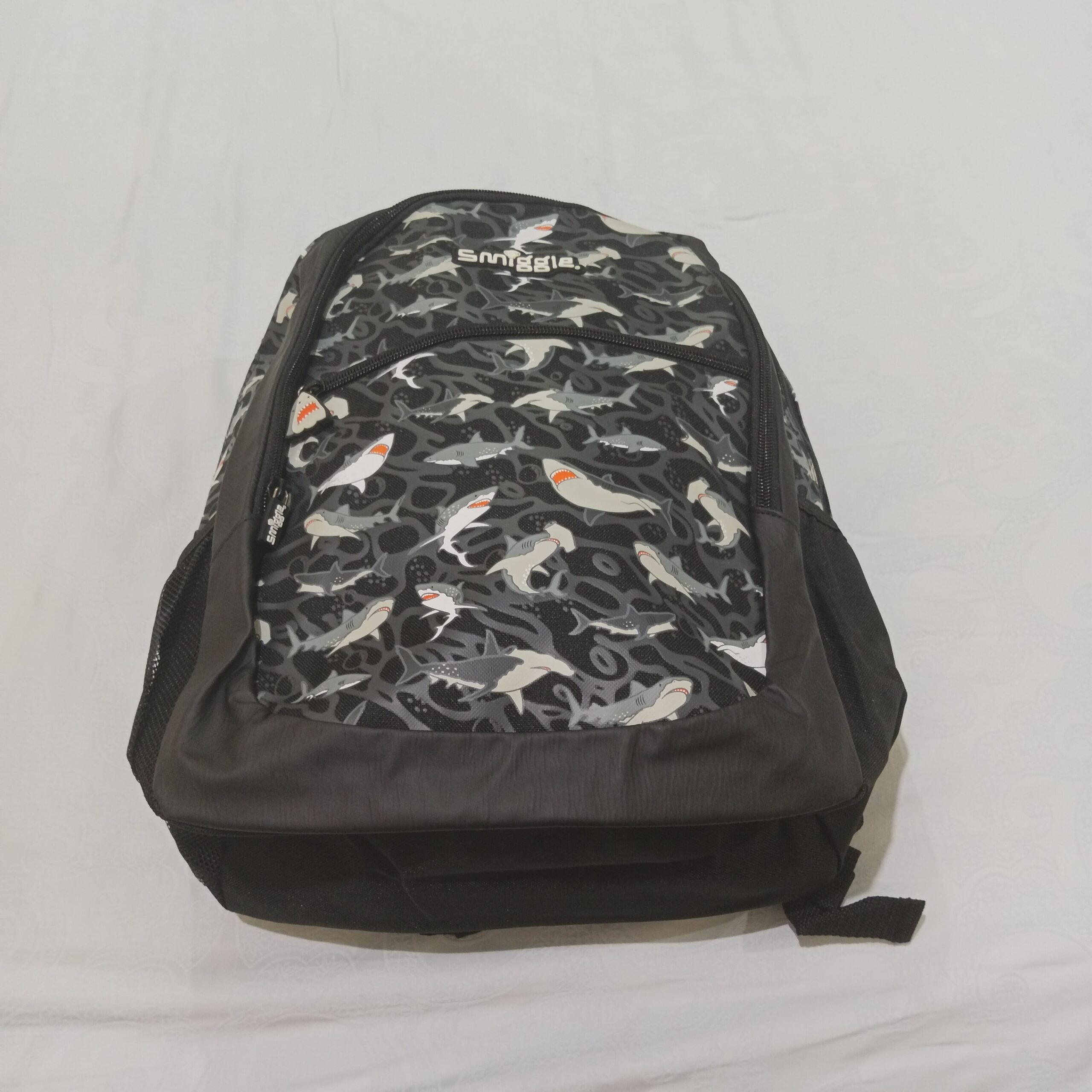 Tas Ransel Anak "Smiggle Drift/Wild Side Classic Shark Backpack" warna Black Grey! motif Ikan Hiu - Gambar 7