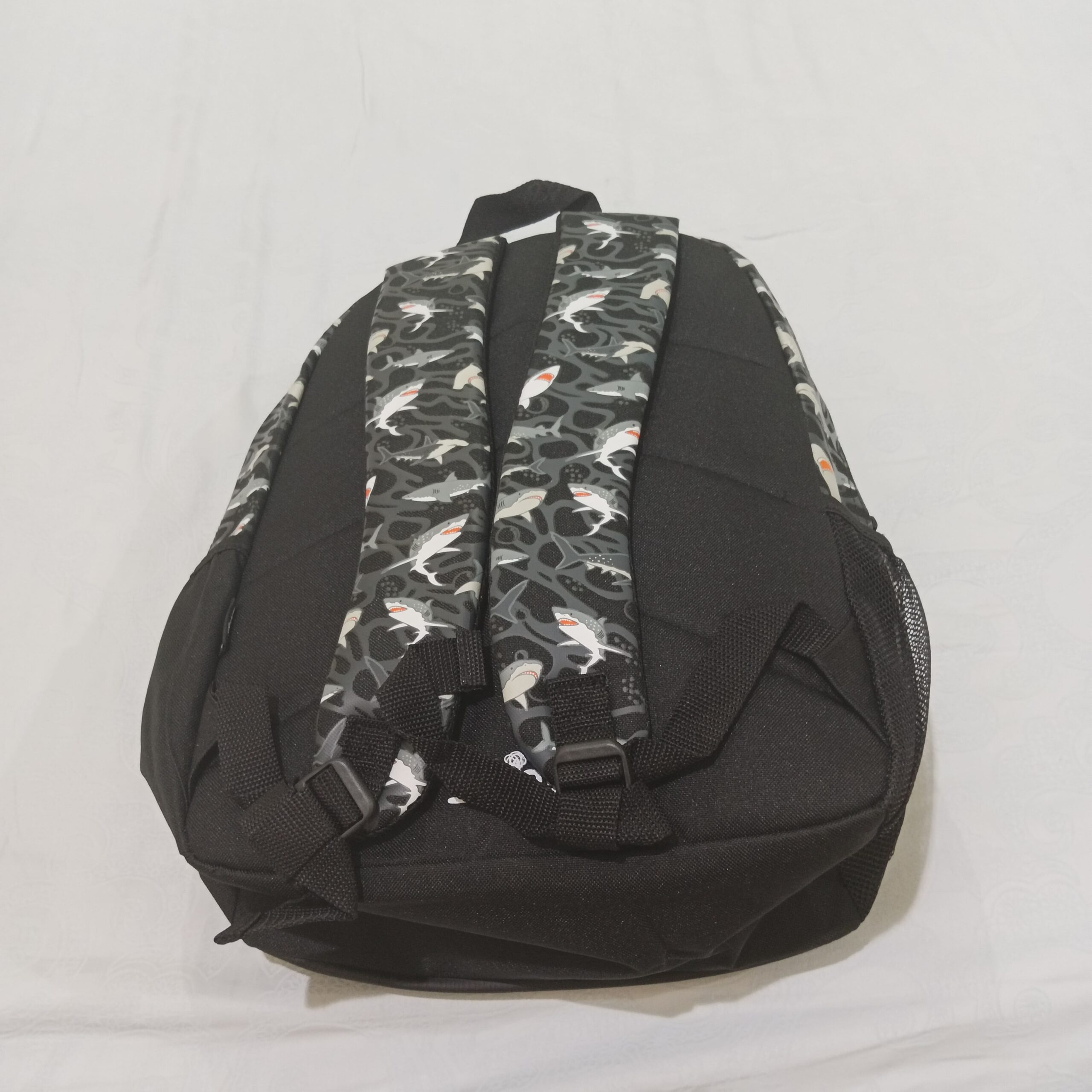 Tas Ransel Anak "Smiggle Drift/Wild Side Classic Shark Backpack" warna Black Grey! motif Ikan Hiu - Gambar 6