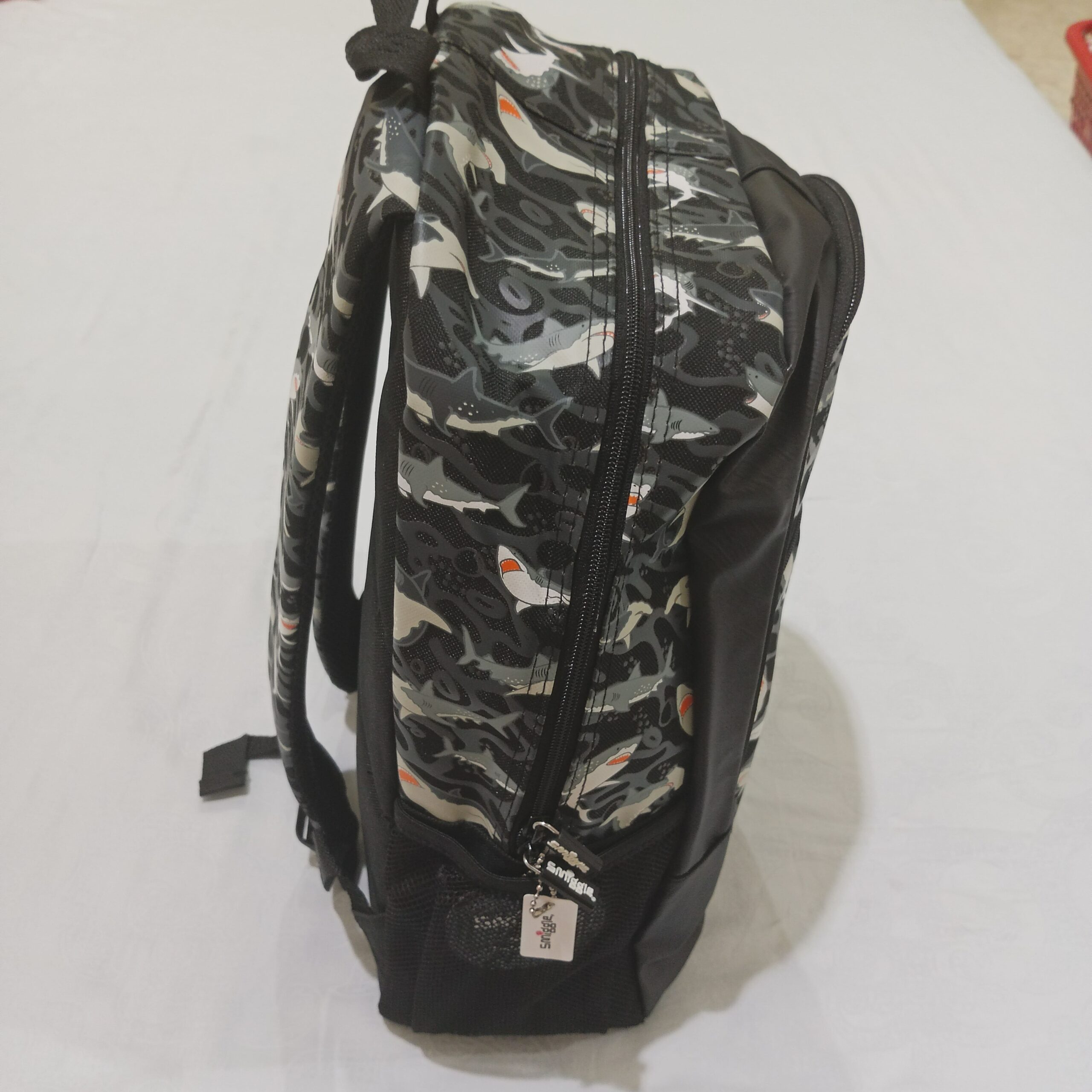 Tas Ransel Anak "Smiggle Drift/Wild Side Classic Shark Backpack" warna Black Grey! motif Ikan Hiu - Gambar 5