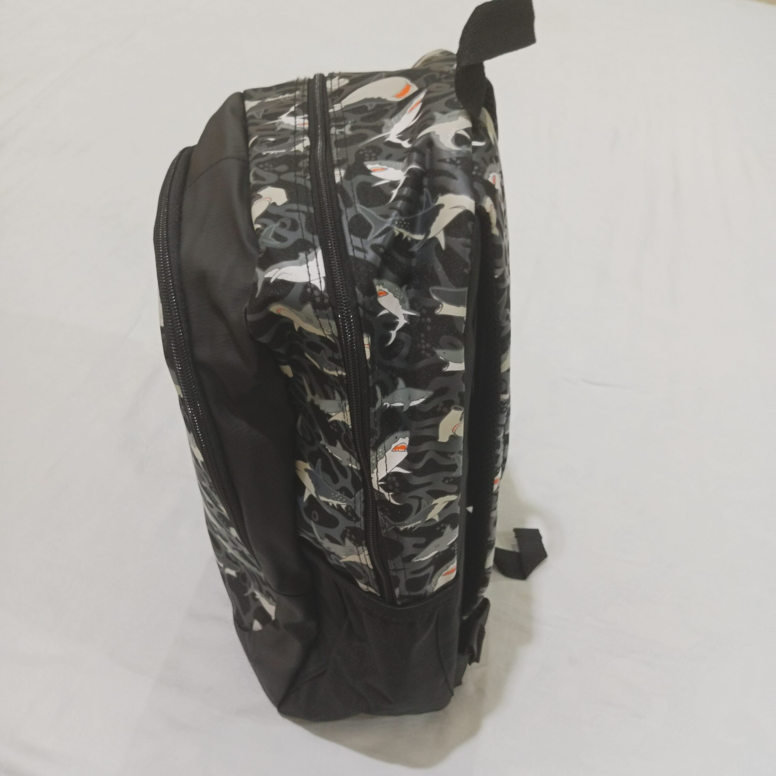 Tas Ransel Anak "Smiggle Drift/Wild Side Classic Shark Backpack" warna Black Grey! motif Ikan Hiu - Gambar 4